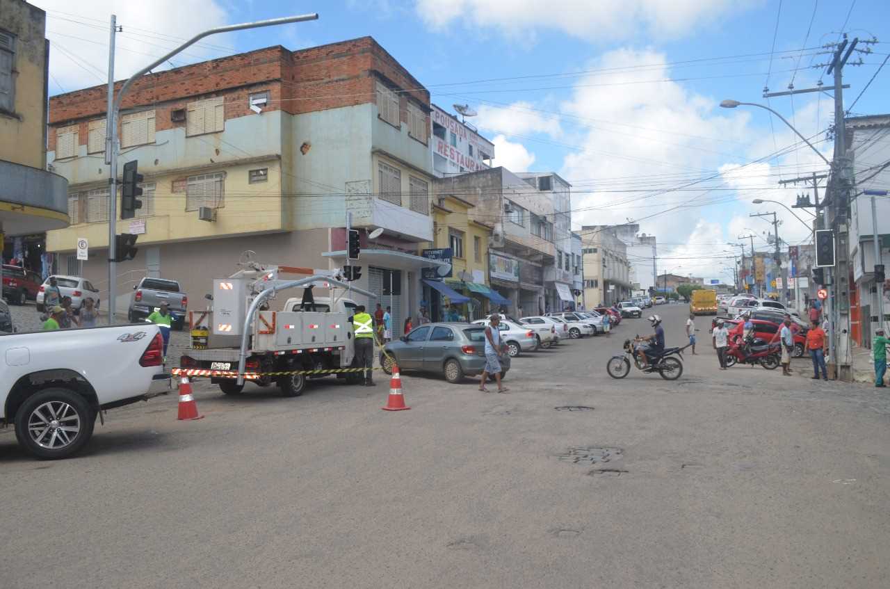 Camacã: Semáforos começaram a ser instalados no centro da cidade